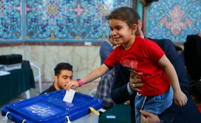 الناخبون يشاركون في اقتراع الرئاسة في إيران 32