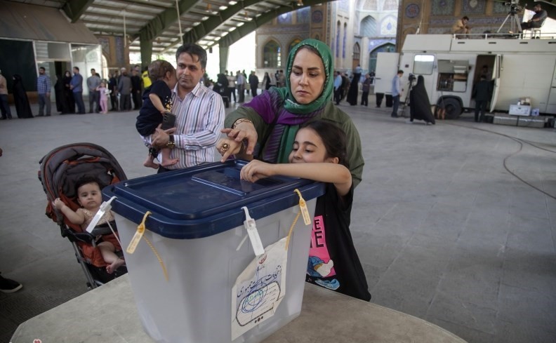 الناخبون يشاركون في اقتراع الرئاسة في إيران 39
