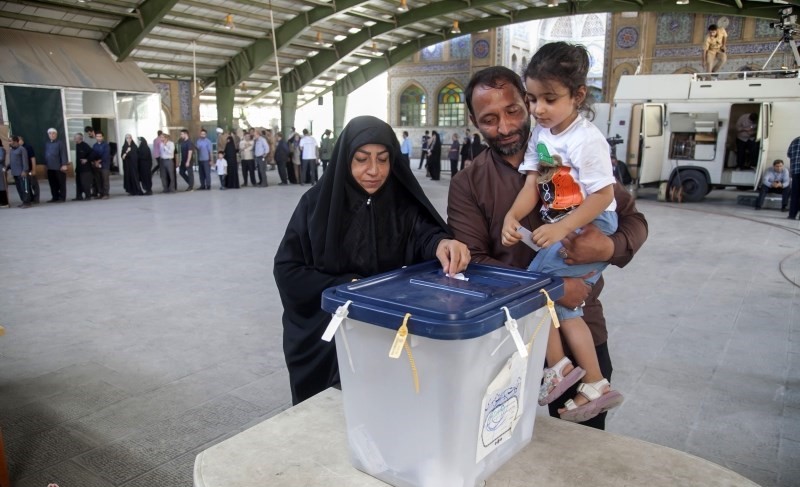 الناخبون يشاركون في اقتراع الرئاسة في إيران 40