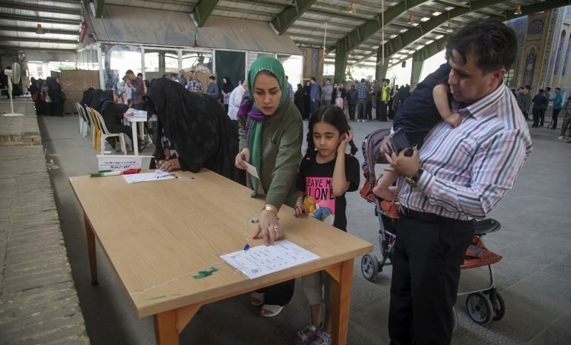 الناخبون يشاركون في اقتراع الرئاسة في إيران 41