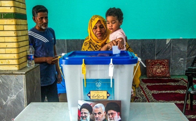 الناخبون يشاركون في اقتراع الرئاسة في إيران 47