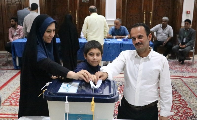 الناخبون يشاركون في اقتراع الرئاسة في إيران 48