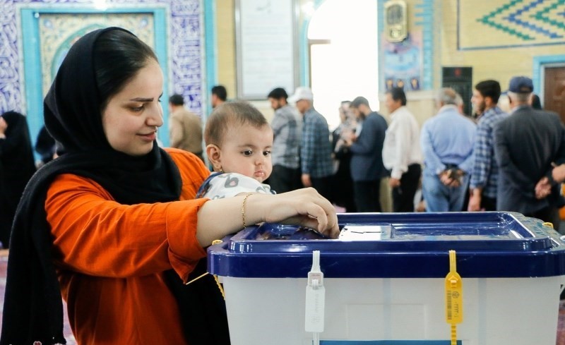 الناخبون يشاركون في اقتراع الرئاسة في إيران 49
