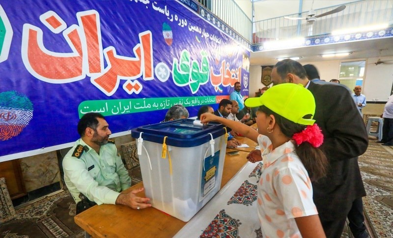 الناخبون يشاركون في اقتراع الرئاسة في إيران 50