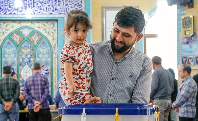 الناخبون يشاركون في اقتراع الرئاسة في إيران 52