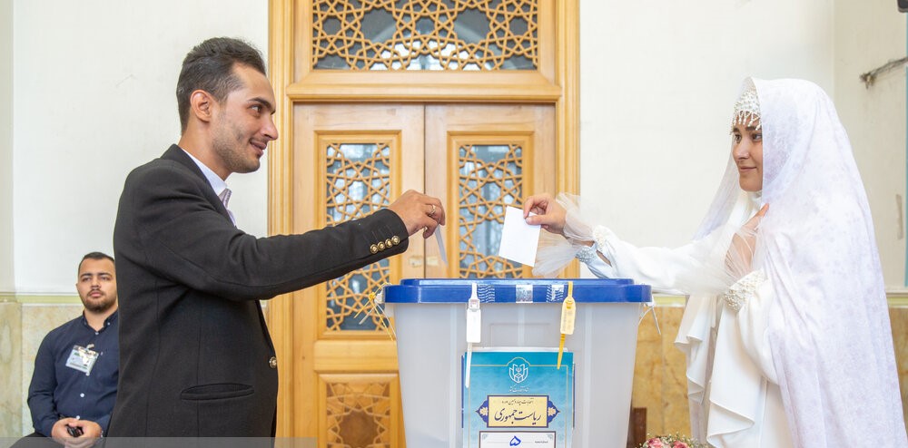 الناخبون يشاركون في اقتراع الرئاسة في إيران 56