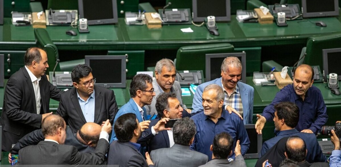 بزشكيان في البرلمان يتقدم بأوراق استقالته بعد فوزه برئاسة الحكومة 2