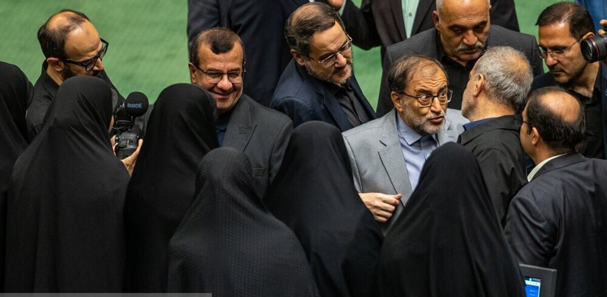 بزشكيان في البرلمان يتقدم بأوراق استقالته بعد فوزه برئاسة الحكومة 3