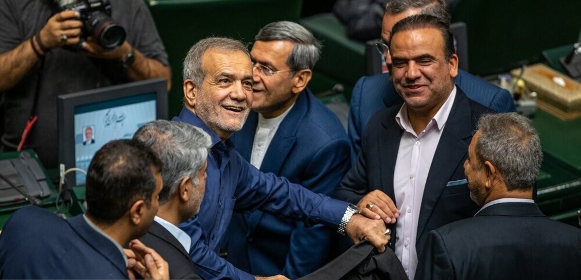 بزشكيان في البرلمان يتقدم بأوراق استقالته بعد فوزه برئاسة الحكومة 4