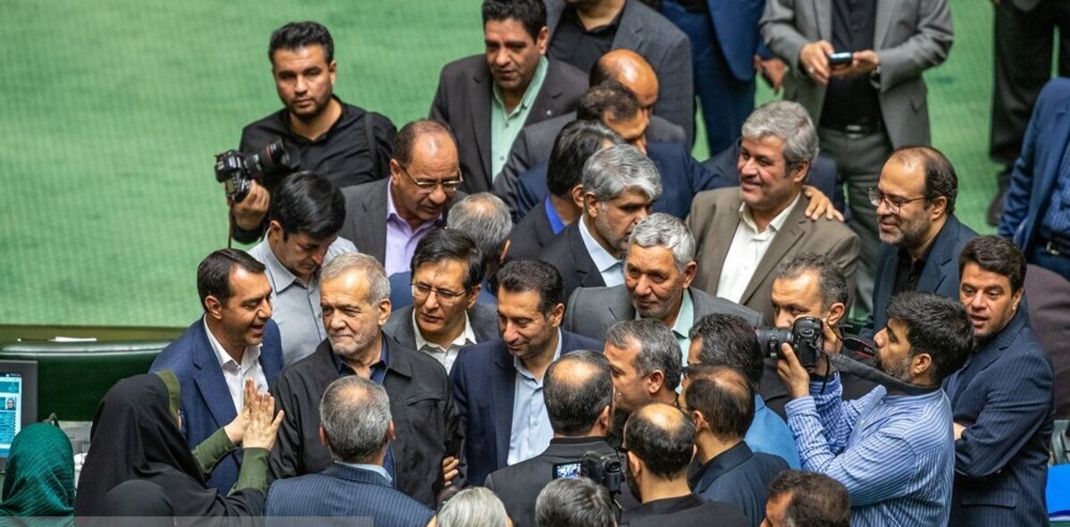 بزشكيان في البرلمان يتقدم بأوراق استقالته بعد فوزه برئاسة الحكومة 5