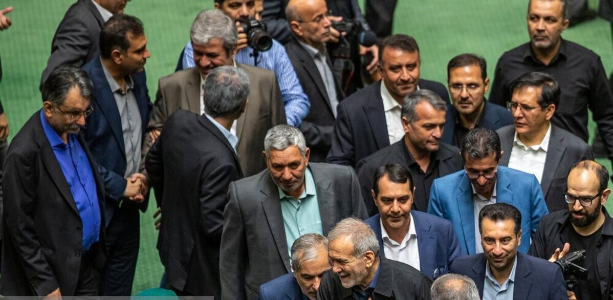 بزشكيان في البرلمان يتقدم بأوراق استقالته بعد فوزه برئاسة الحكومة 6
