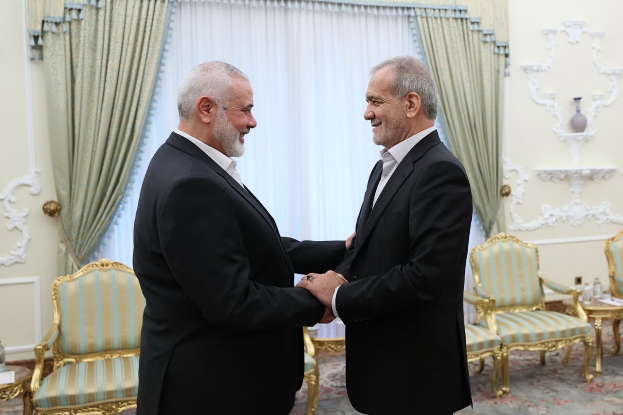 لقاء هنية مع الرئيس الإيراني