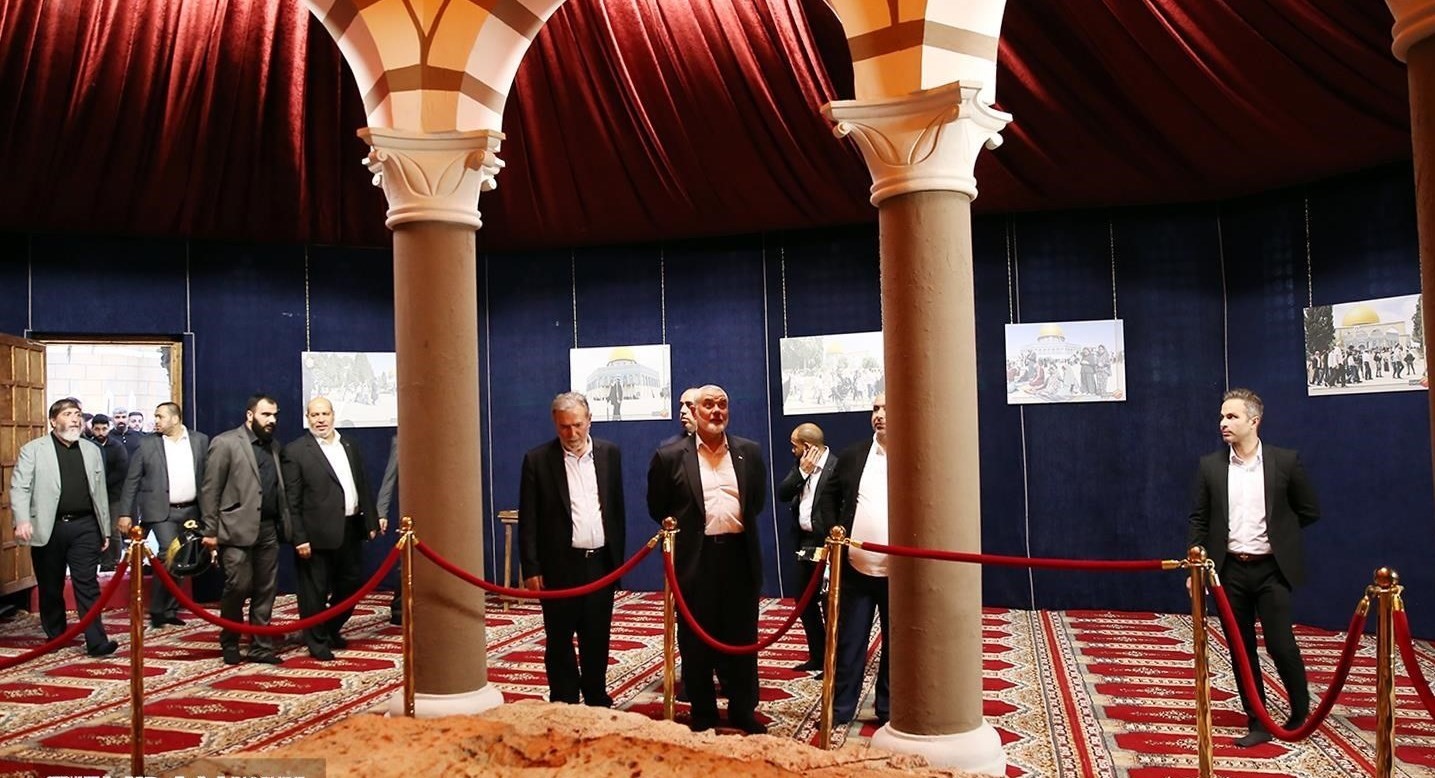 هنية يزور معرض الحضارات بجوار برج ميلاد في طهران 8