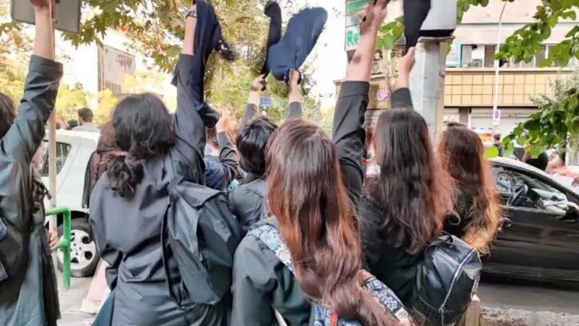 فتيات يعارضن الحجاب في إيران